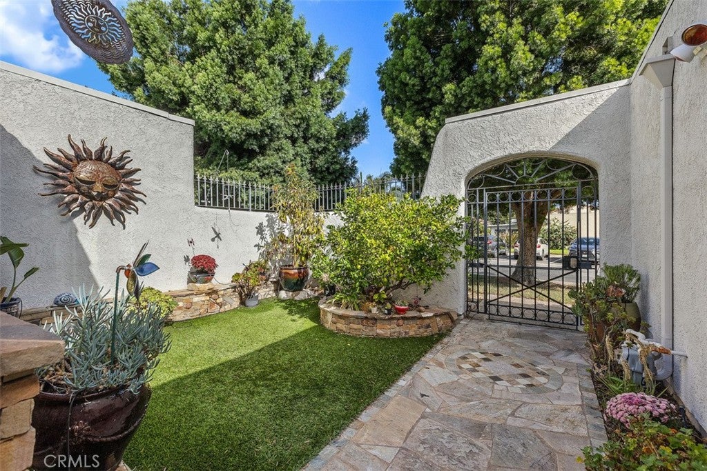 5522 Via La Mesa B