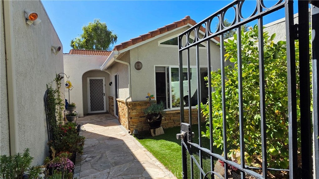 5522 Via La Mesa B