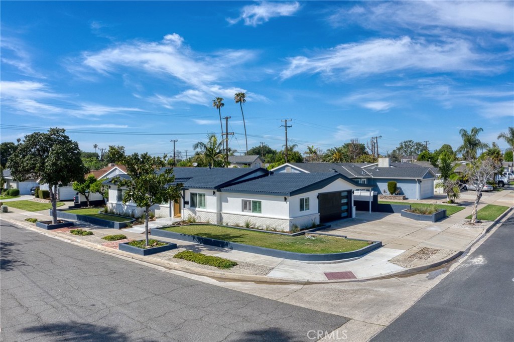 2705 E Orange Grove Avenue