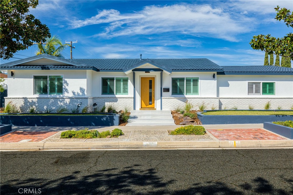 2705 E Orange Grove Avenue