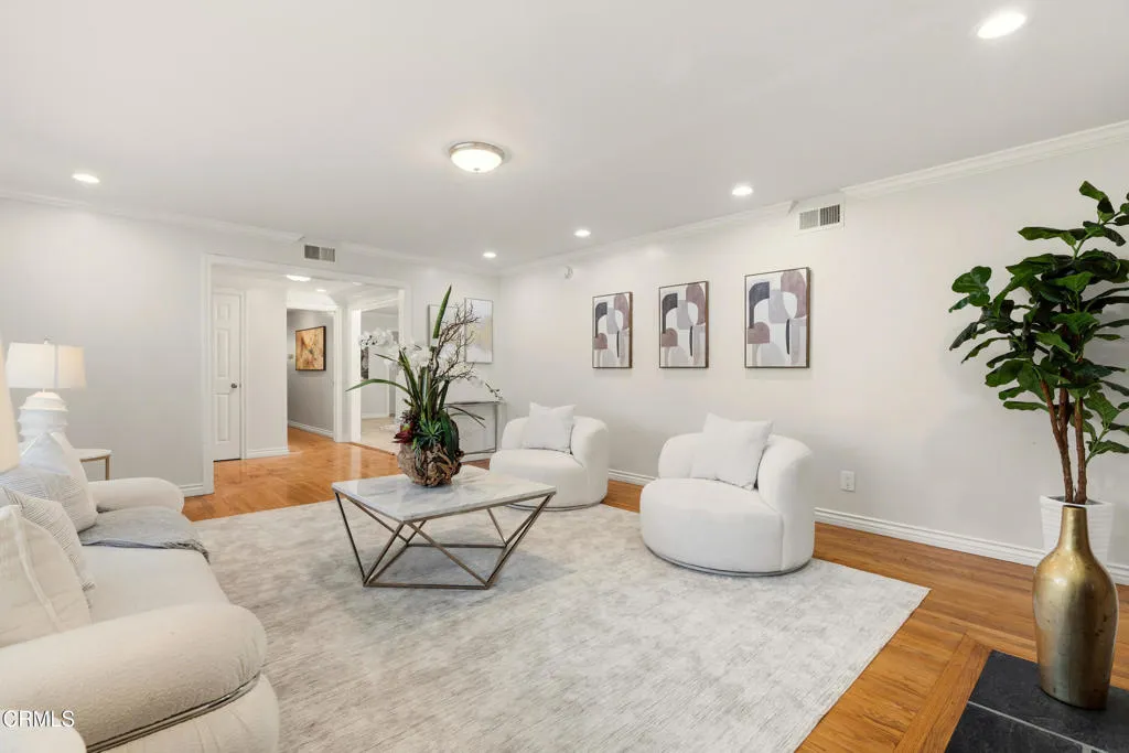 Pasadena, California 91107, United States, 3 Bedrooms Bedrooms, ,2 BathroomsBathrooms,Residential,Active,238852