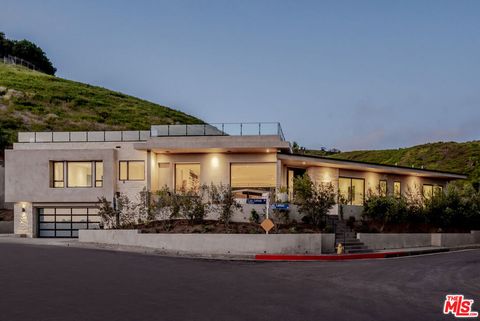 Photo of 1205 Las Lomas Place, Pacific Palisades, CA 90272 (MLS # 26799930)