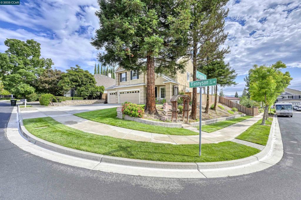 PULTE ESTATES - Residential