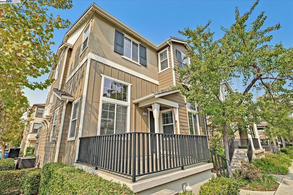 Beautiful end unit with abundance of light. Walk to award winning schools, sports park, pool. Open floor plan with generous sized rooms. Great room, formal dining room, loft for home office. Hardwood floors. Gourmet kitchen with granite counter tops, stainless steel appliances, refrigerator. Luxurious master bedroom suite with walk in closet. Laundry room with washer and dryer. Two car garage attached.