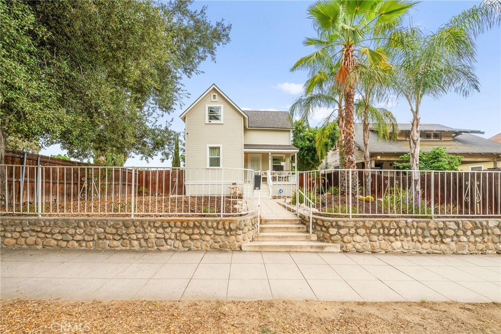 818 E Colton Avenue