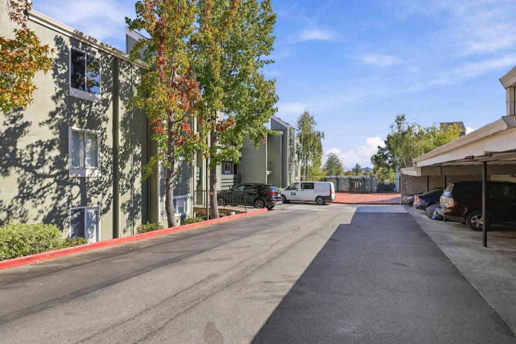 4004 Farm Hill Boulevard 103
