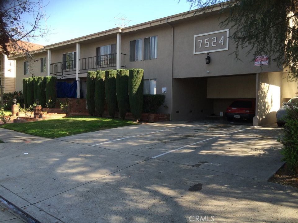 LOWER LEVEL ONE BEDROOM AND SPACIOUS APARTMENT - REMODELED LARGE BEDROOM EASILY FITS A KING SIZE BED, WALL TO WALL CLOSETS, LARGE LIVING ROOM. ONE BATH WITH TUB, DESIRABLE AREA OF VAN NUYS CLOSE TO EVERYTHING - easy access to freeways, stores, schools and public transportation. Apartment is on the 1st floor, patio, includes AC, Dishwasher, Stove, Garbage Disposal, new paint, ceiling fans, gated complex Complex has 14 apartments, laundry room on premises, and POOL.
Gated parking with storage, Gated complex
One Small pet (less than 25 lbs) upon owners approval.