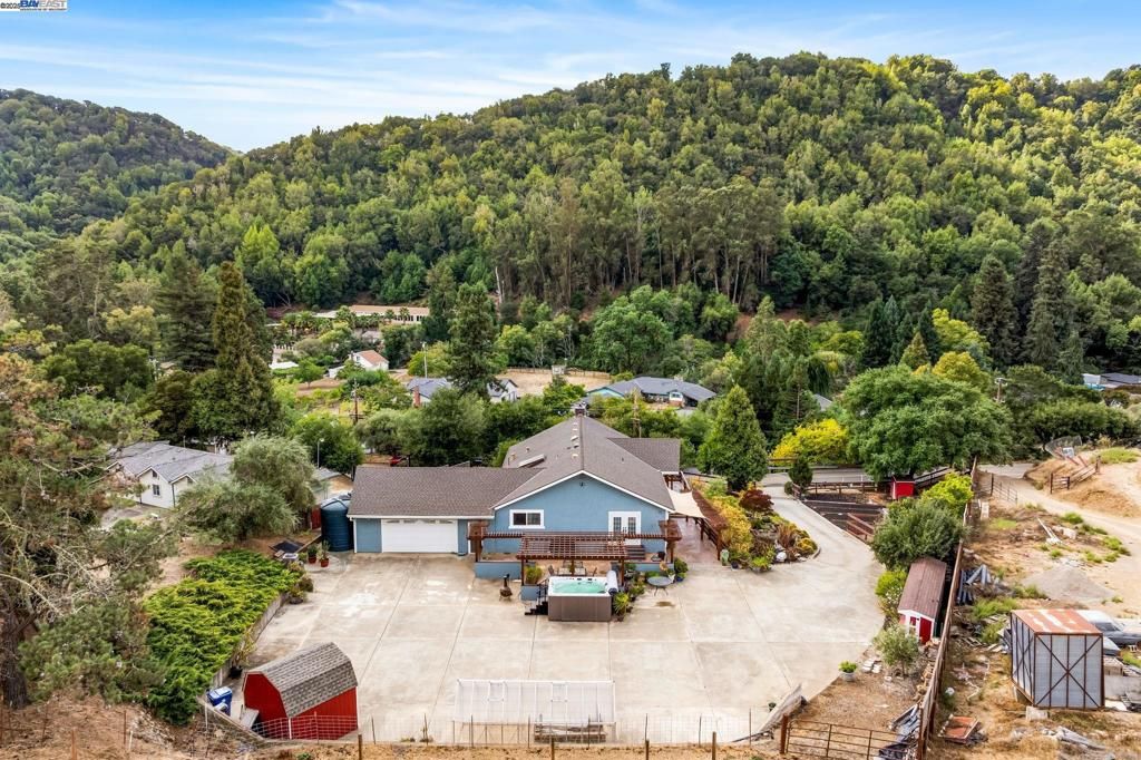 Photo of 26928 Palomares Rd, Castro Valley, CA 94552 (MLS # 41113706)