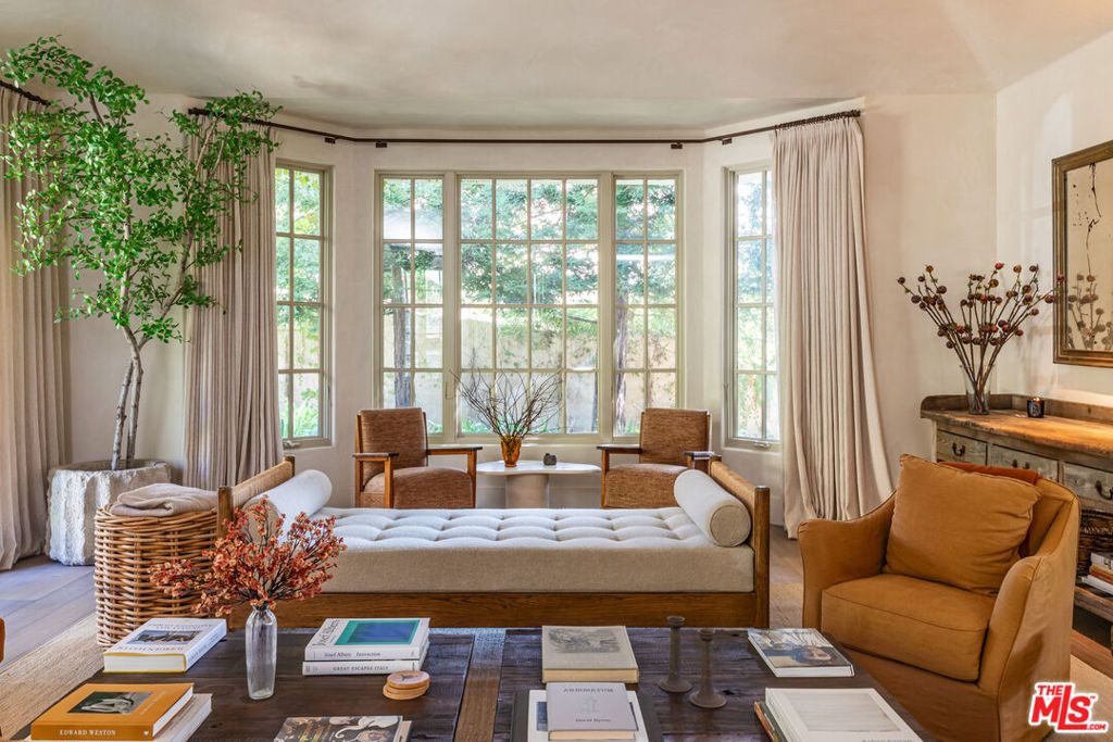 Photo of 20580 Natoma Estates Drive, Woodland Hills, CA 91364 (MLS # 25609073)