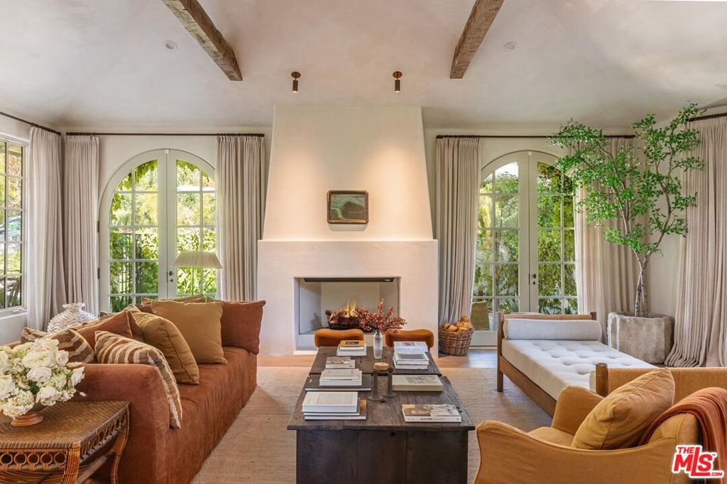 Photo of 20580 Natoma Estates Drive, Woodland Hills, CA 91364 (MLS # 25609073)