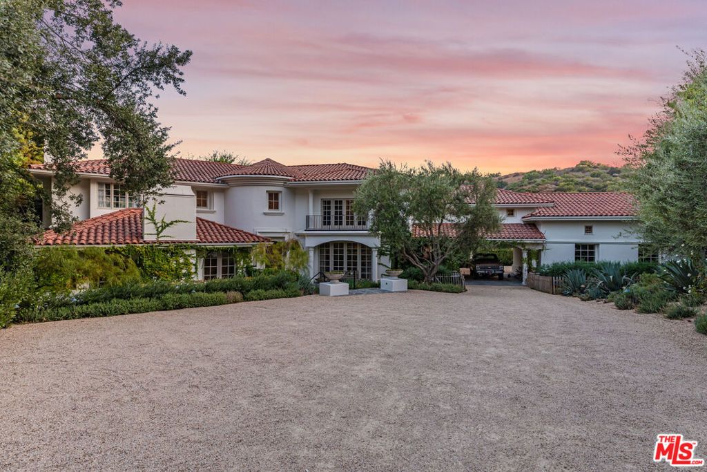 Photo of 20580 Natoma Estates Drive, Woodland Hills, CA 91364 (MLS # 25609073)