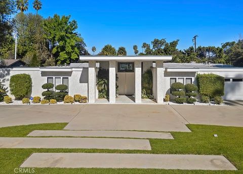 Photo of 19825 Santa Rita Street, Woodland Hills, CA 91364 (MLS # SR25280220)