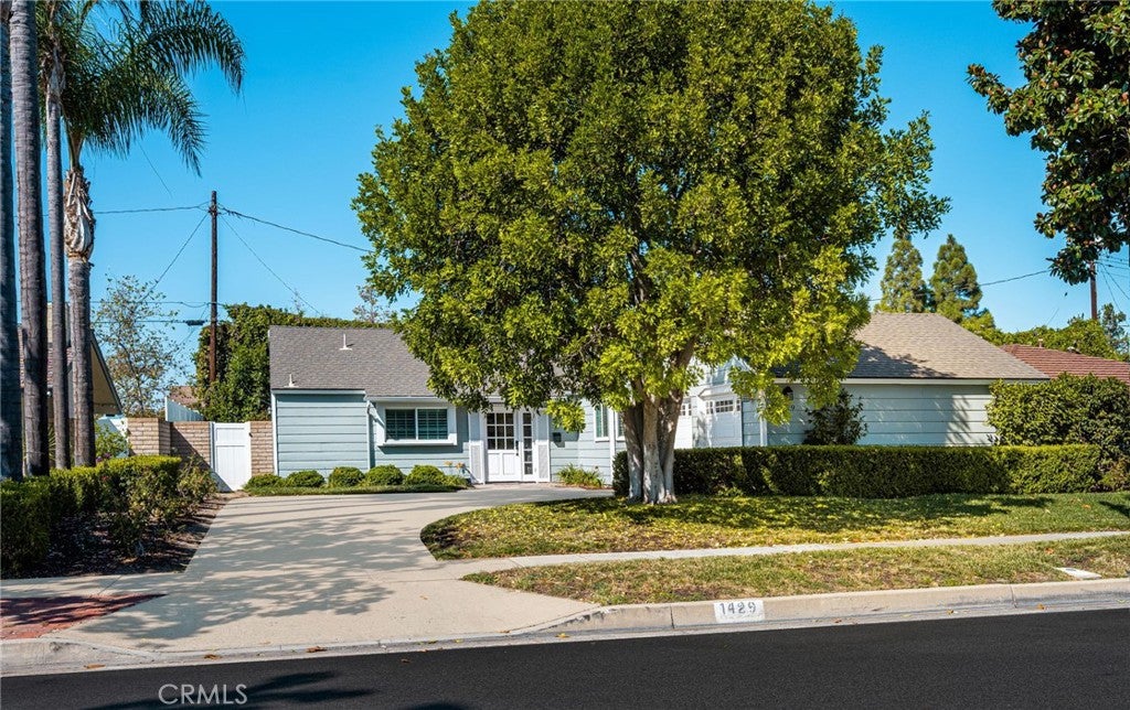1429 E Fairway