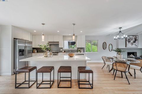 Photo of 2066 Drake Drive Dr, Oakland, CA 94611 (MLS # 41112149)