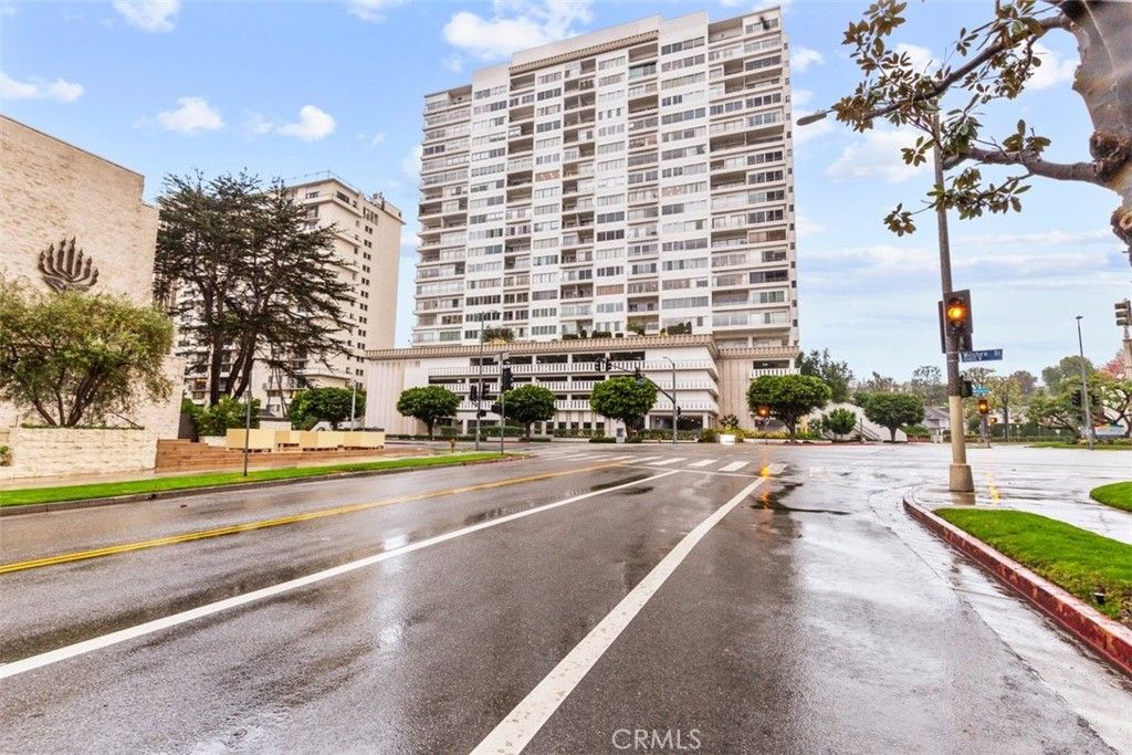 Photo of 10501 Wilshire #2212, Los Angeles, CA 90024 (MLS # SB25262848)