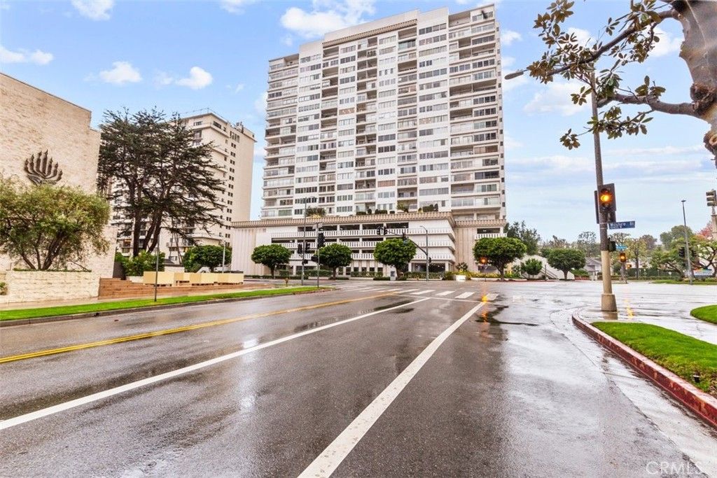 Photo of 10501 Wilshire #2212, Los Angeles, CA 90024 (MLS # SB25262848)