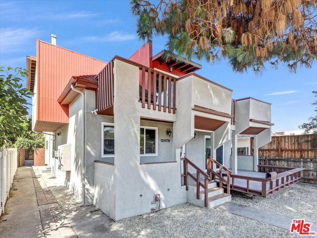 Photo of 12479 Walsh Avenue, Los Angeles, CA 90066 (MLS # 25602845)