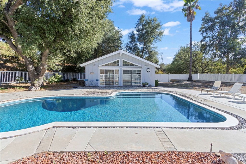 37215 Avenida La Cresta