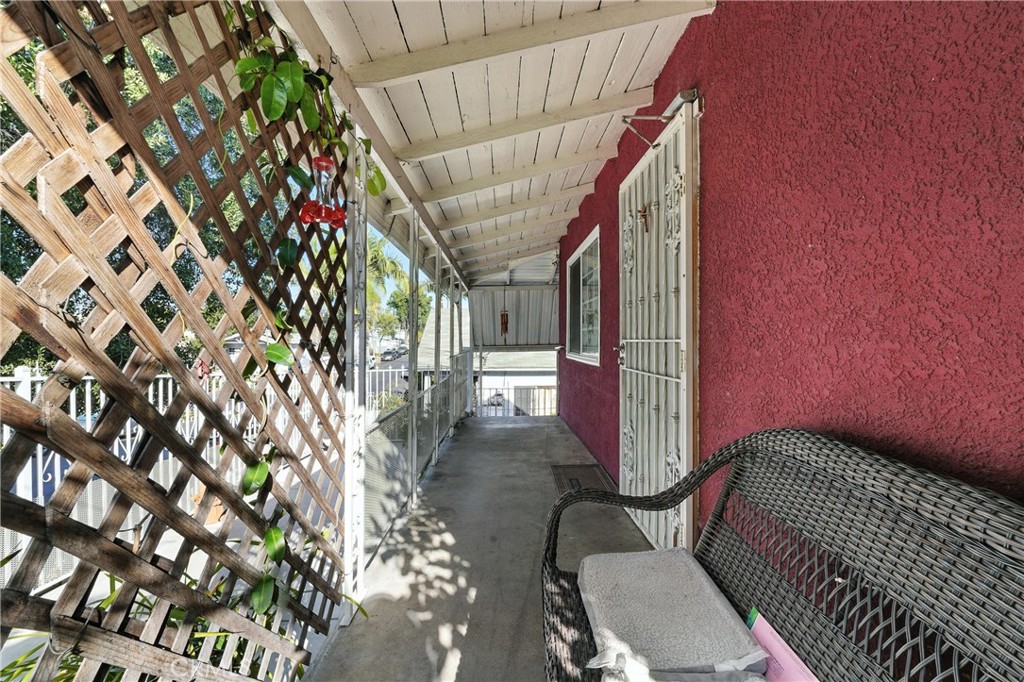 2718 E 7th Street