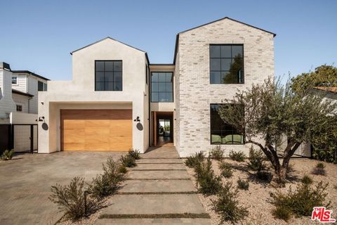 Photo of 11621 Hesby Street, Valley Village, CA 91601 (MLS # 25628901)