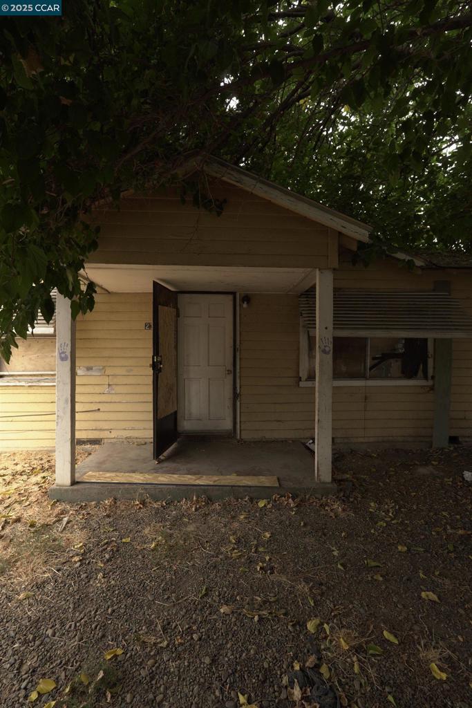 This property in Stockton is a hidden gem, offering incredible opportunities for customization or investment. While it needs some TLC, the possibilities are endless. The detached garage provides the perfect setup for conversion into an accessory dwelling unit (ADU), ideal for generating rental income or creating a guest space. The expansive backyard is a standout feature, with ample room for gardening, outdoor entertaining, or creative landscaping to enhance the property’s appeal. Whether you dream of a serene green retreat or an urban farming haven, this space is ready to bring your vision to life. Conveniently located just minutes from the University of the Pacific and Highway 99, this property is perfectly situated for those seeking a project with great potential. Don’t miss the chance to transform this fixer-upper into something truly special!