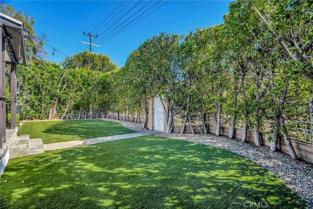 Photo of 17329 Burbank Boulevard, Encino, CA 91316 (MLS # SR26058975)
