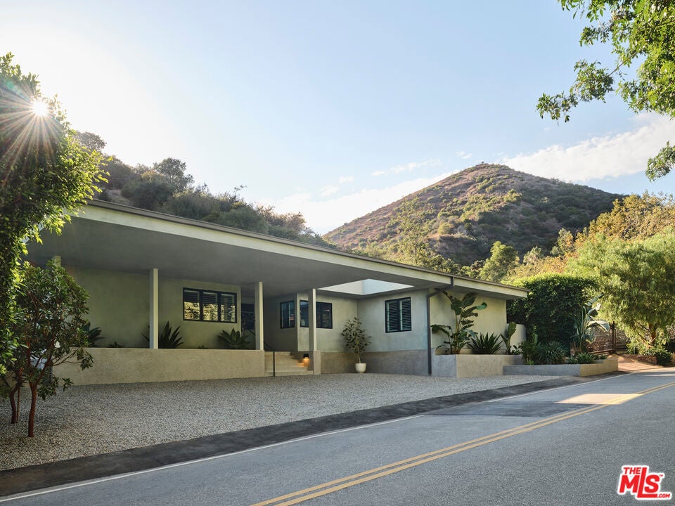 Photo of 2633 Mandeville Canyon Road, Los Angeles, CA 90049 (MLS # 26999429)