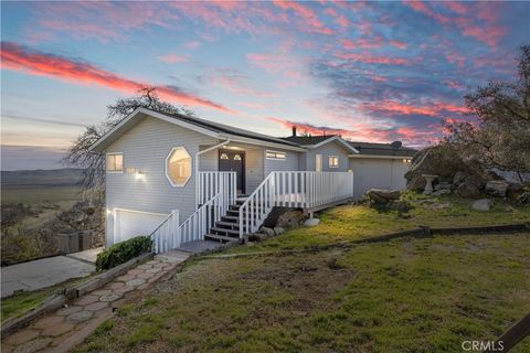 Photo of 29300 Elkhorn Place, Tehachapi, CA 93561 (MLS # SR25273263)