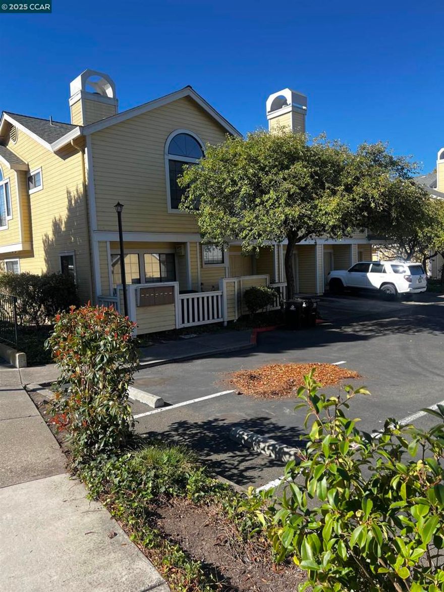 This is a very cozy ground floor unit with 2 Bedrooms and 2 Bathroom Condo in Hercules.   Private Balcony,  Family Room with Fireplace. Home includes a 1 car garage. There is also a Community/HOA pool. Located close to freeway, grocery and other businesses.   Don’t let this opportunity pass you buy.