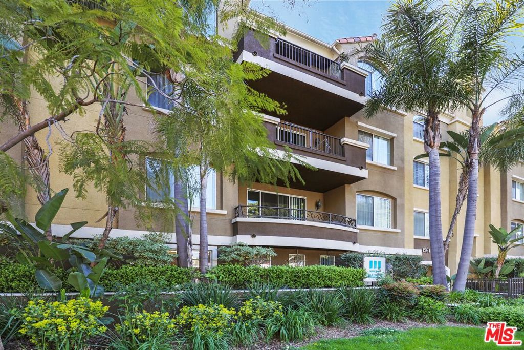 Welcome to Barrington Santa Monica, located in West Los Angeles. This community features studio, one and two bedroom apartment homes ranging from 900-1,500 Sq. Ft.
