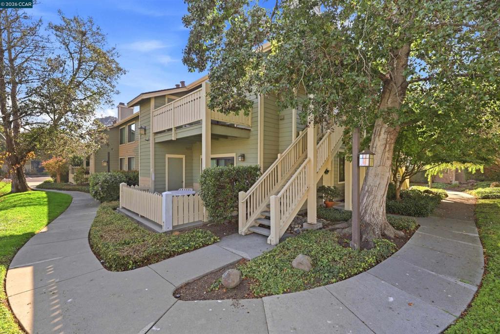 228 Lakeshore Court