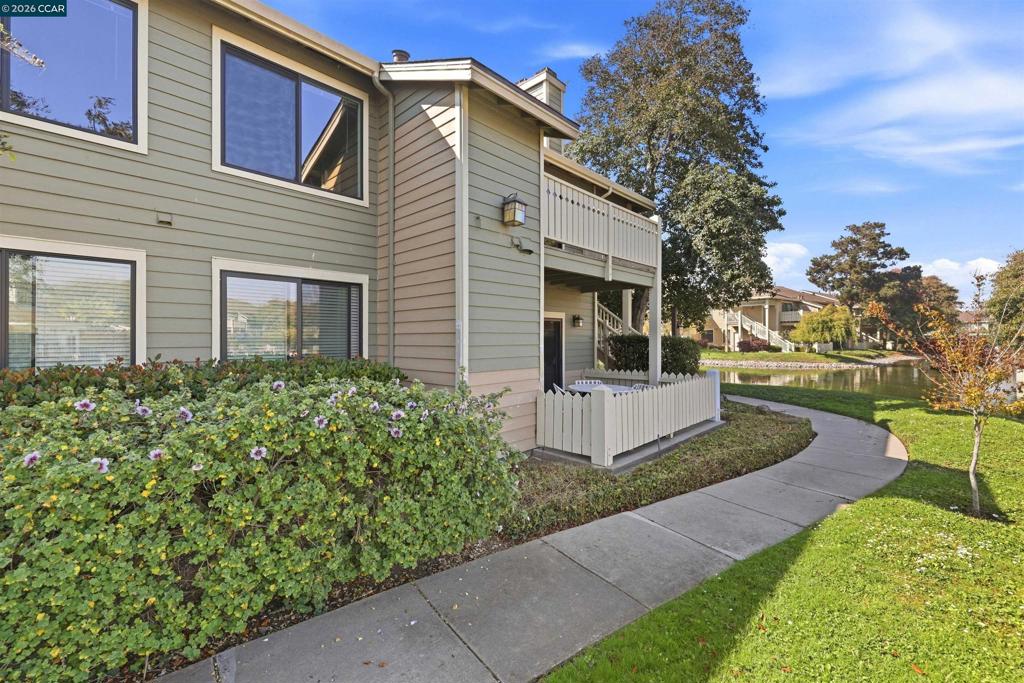 228 Lakeshore Court
