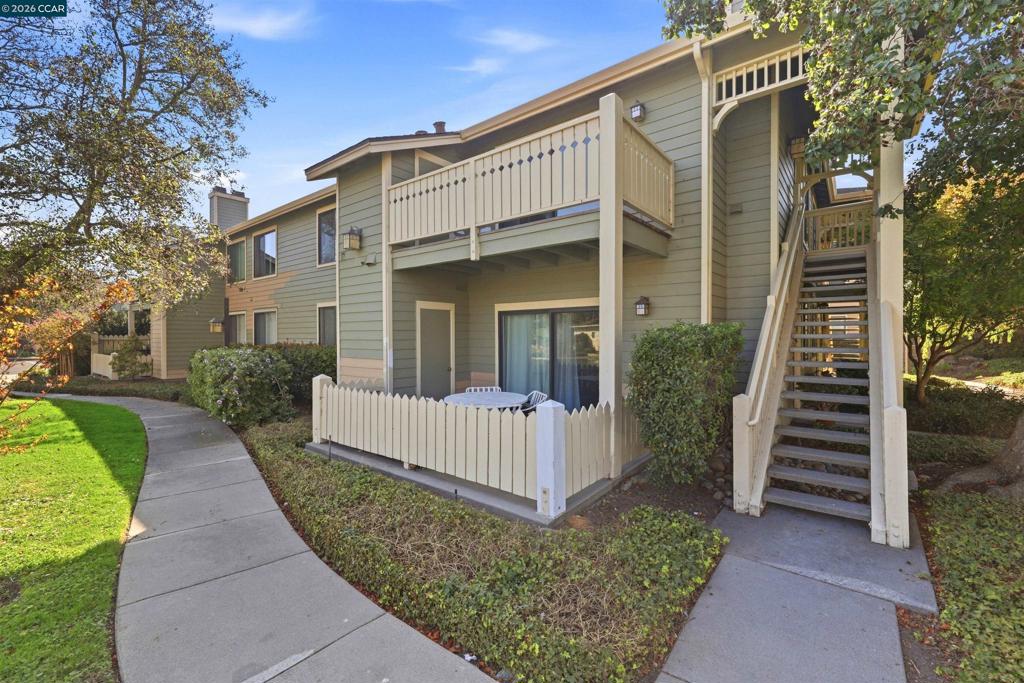 228 Lakeshore Court