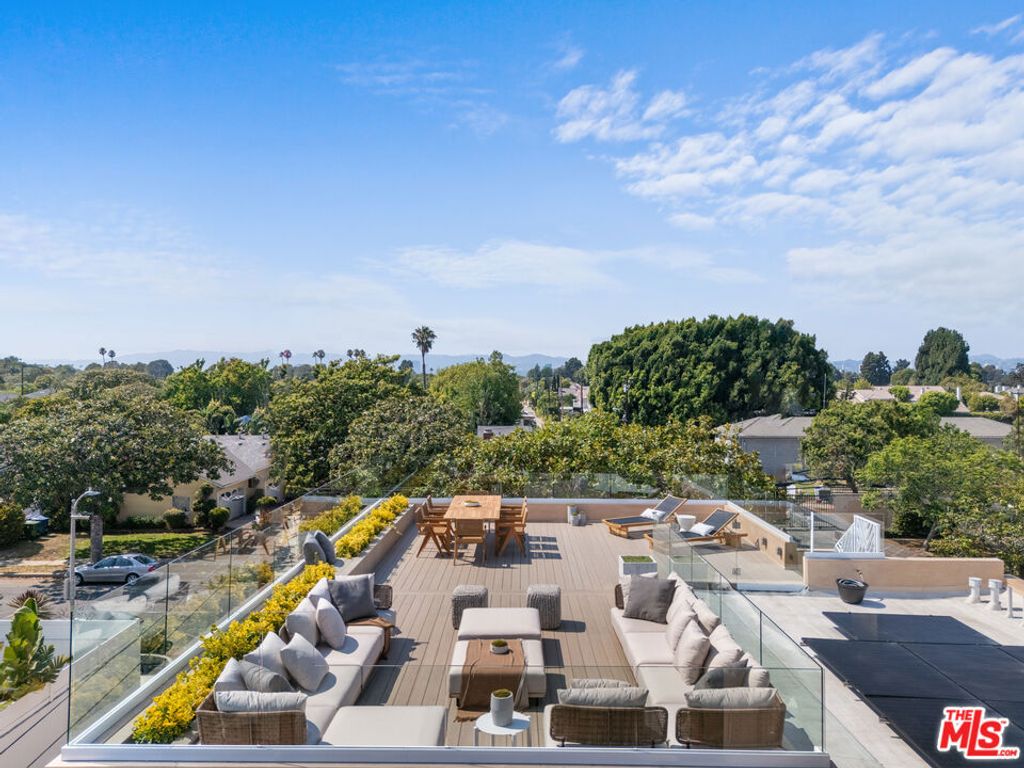 Photo of 11622 Charnock Road, Los Angeles, CA 90066 (MLS # 25573269)