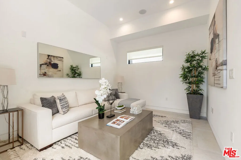 Los Angeles, California 90046, United States, 4 Bedrooms Bedrooms, ,5 BathroomsBathrooms,Residential,Active,113752