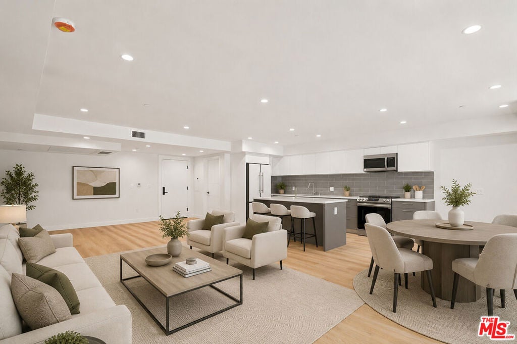 1434 N Poinsettia Place 306