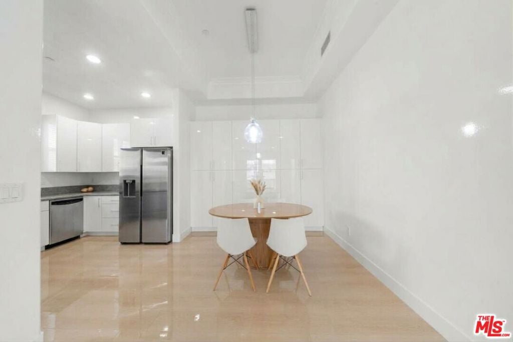 309 S Mariposa Avenue 201