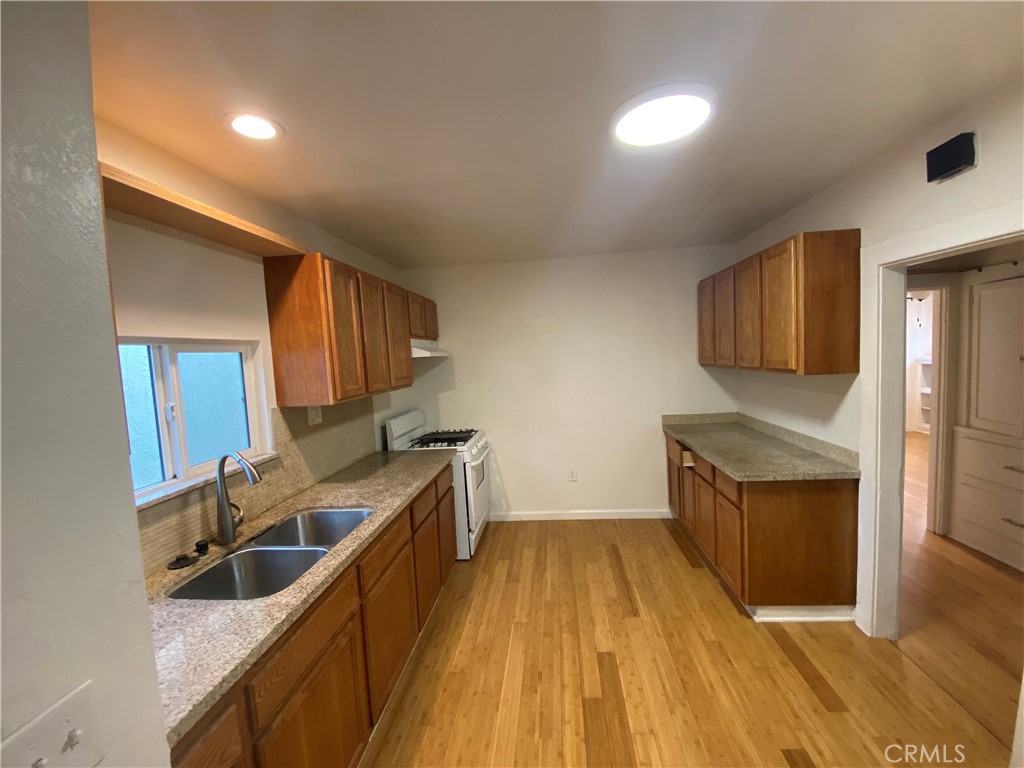 1132 N Mariposa Avenue