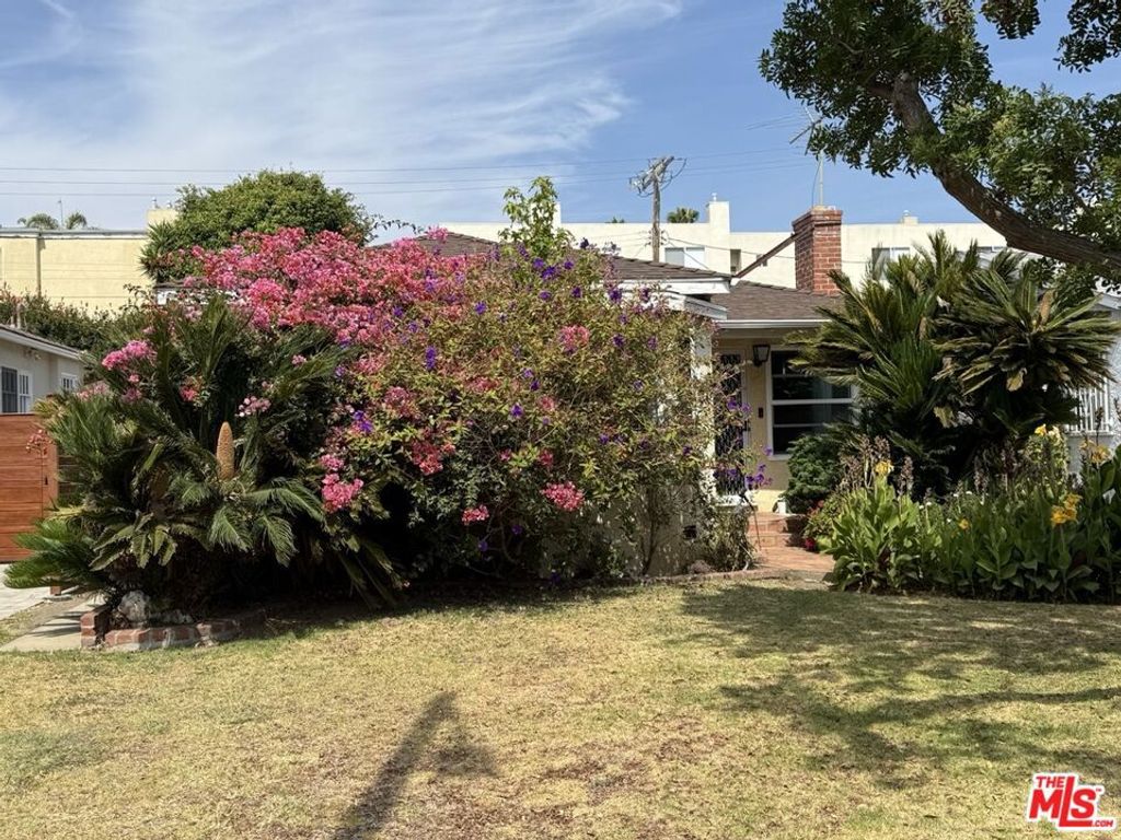 Photo of 2652 Stoner Avenue, Los Angeles, CA 90064 (MLS # 25574337)