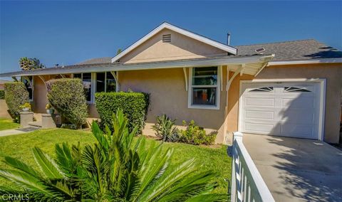 Photo of 138 Walnut Street, Costa Mesa, CA 92627 (MLS # NP26044830)