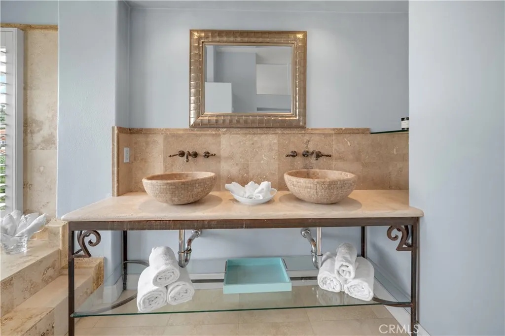 Calabasas, California 91302, United States, 4 Bedrooms Bedrooms, ,4 BathroomsBathrooms,Residential,Active,201899