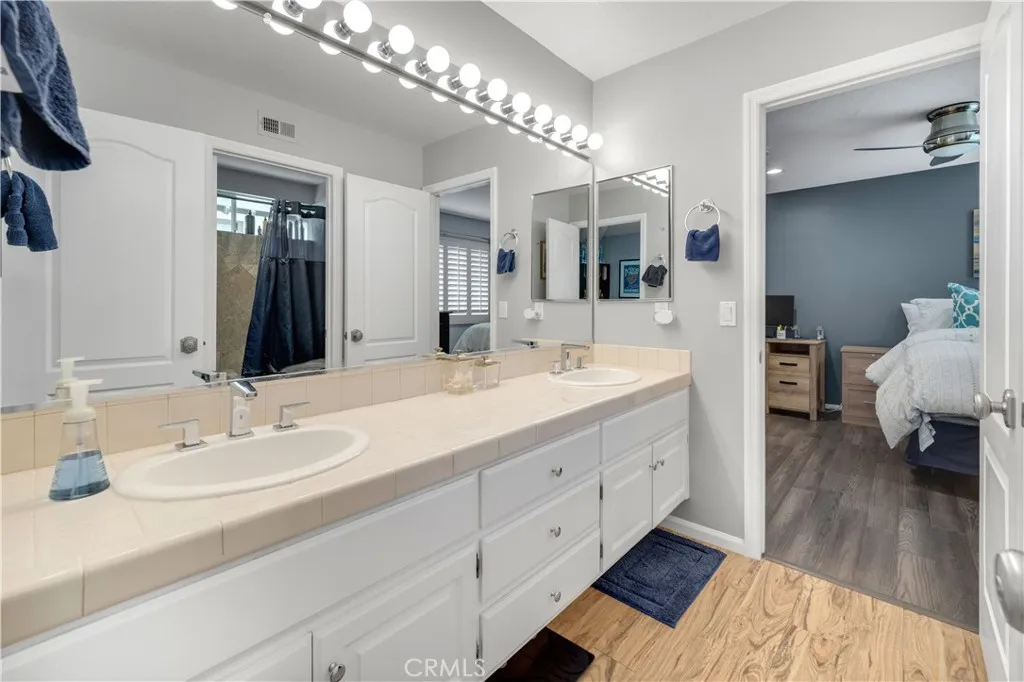 Calabasas, California 91302, United States, 4 Bedrooms Bedrooms, ,4 BathroomsBathrooms,Residential,Active,201899