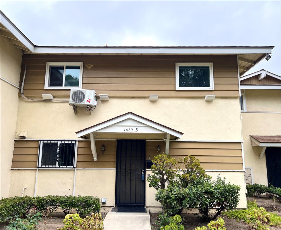 Spacious 4 bedrooms and 3 bathrooms Condo in Prime Rowland Heights Location. Bright, open living spaces with 1 bedroom and bath on main level, plus 3 bedrooms upstairs each with its own A/C. Private backyard connects to 2-car garage. Move-in ready, with washer/ dryer hookups and ample storage.
Walking distance to supermarkets, restaurants, banks, schools, and public transit. Easy 60 Freeway access. Community amenities include pool, spa, basketball court, tennis court, clubhouse, playground, and landscaped common areas.