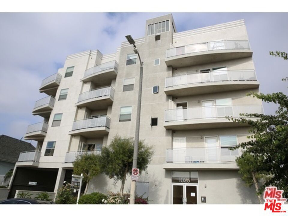 CURRENTLY, TENANT OCCUPIED. GREAT INVESTMENT OPPORTUNITY!! Current Rent Per month: $2,800.00, New paint/ceiling and walls. NEWLY BUILT-IN 2006. CONTEMPORARY 2 BEDROOM & 2 FULL BATHROOM, BRIGHT & AIRY SOUTHWEST FACING CORNER UNIT!! SOUTH-FACING LARGE BALCONY. OPEN FLOOR PLAN WITH HARDWOOD FLOORING & LAMINATE FLOORING IN THE BEDROOMS. MODERN-STYLE KITCHEN WITH GRANITE COUNTERTOPS. CROWN MOLDING. HIGH CEILING. DUAL PANE WINDOWS PROVIDE PLENTIFUL NATURAL LIGHTS SHINE ALL DAY LONG!! PRIMARY BEDROOM WITH WALK-IN CLOSET. GATED COMMUNITY WITH SECURED PARKING. LOCATION IS EASY ACCESS TO DOWNTOWN, OLYMPIC TO WESTSIDE. LESS TRAFFIC AREA, CLOSE TO FREEWAYS, DOWNTOWN, USC, & SANTA MONICA. CONVENIENTLY LOCATED TO EVERYTHING!! THIS WON'T LAST!!