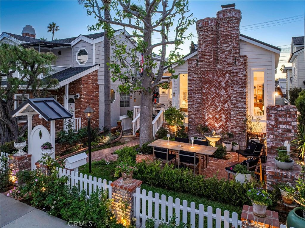 Photo of 209 Diamond Ave, Newport Beach, CA 92662 (MLS # NP25267871)