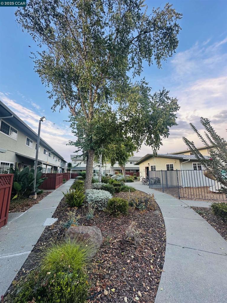 SAN LEANDRO BRDR - Residential