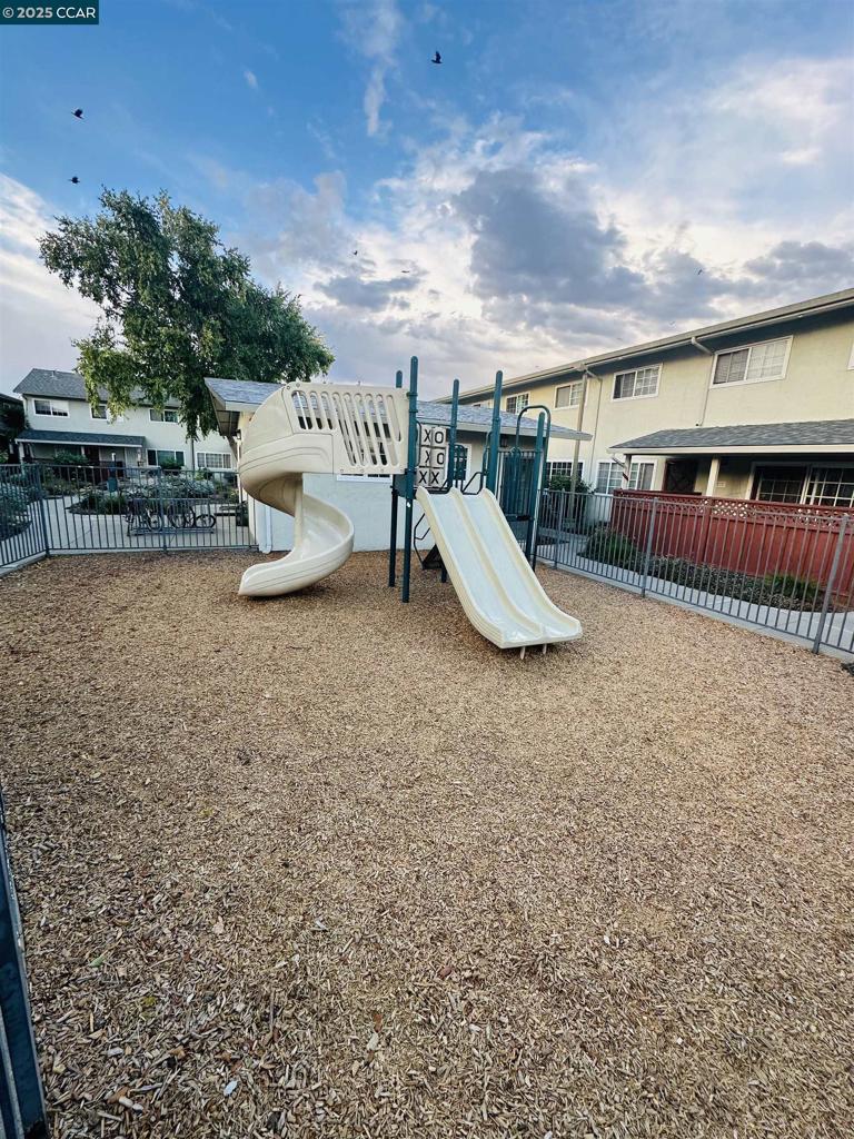 SAN LEANDRO BRDR - Residential