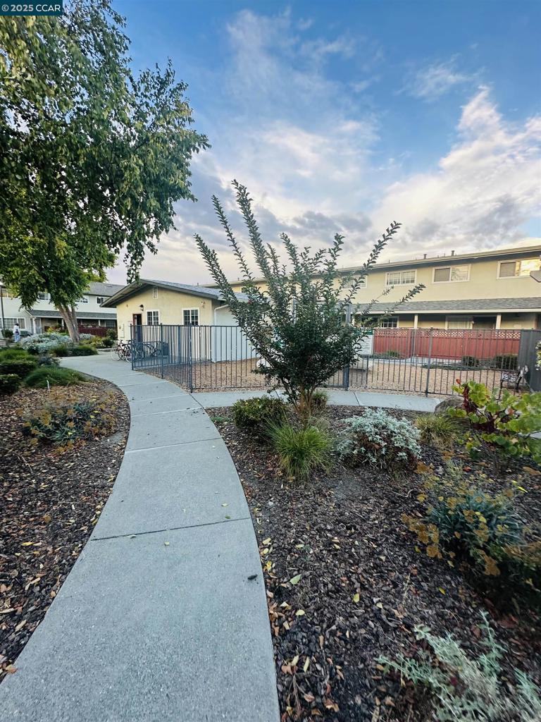 SAN LEANDRO BRDR - Residential
