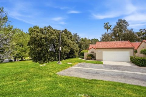Photo of 19950 Avenue Of The Oaks, Newhall, CA 91321 (MLS # SR26067265)