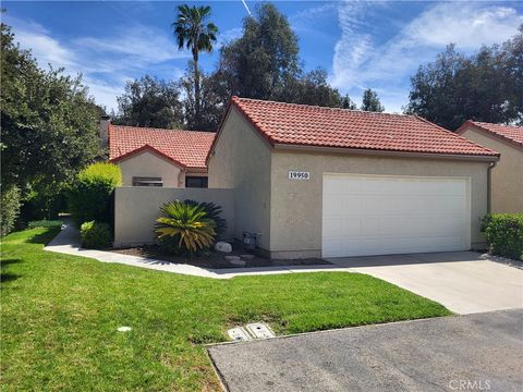 Photo of 19950 Avenue Of The Oaks, Newhall, CA 91321 (MLS # SR26067265)